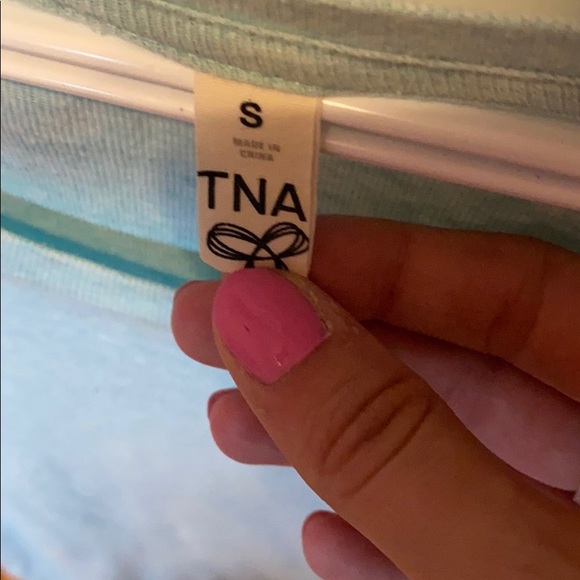 GENTLY USED TNA Light Crew Necks - Picture 5 of 5